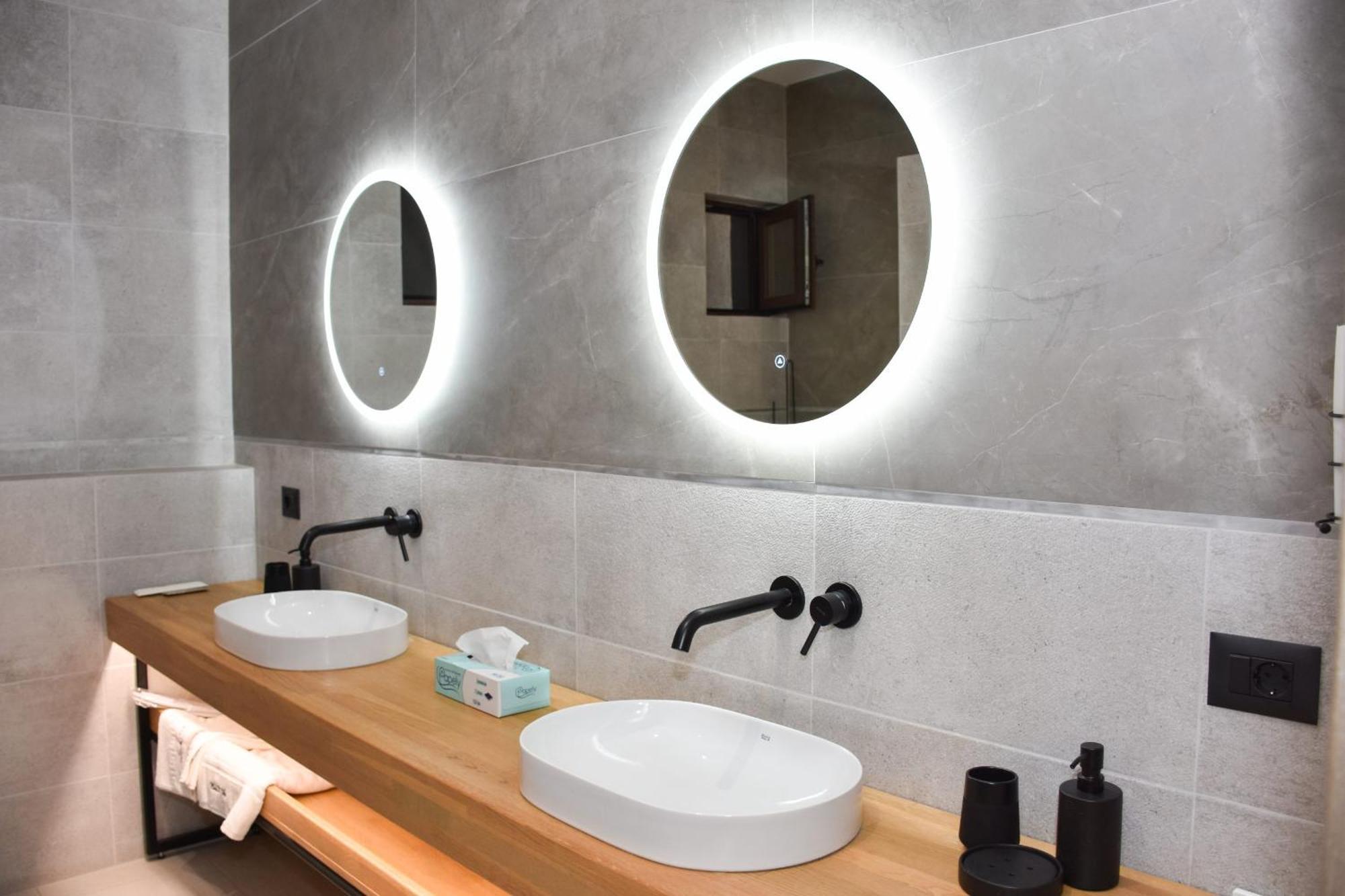 Hotel Curtea Veche Curtea de Argeş Екстериор снимка