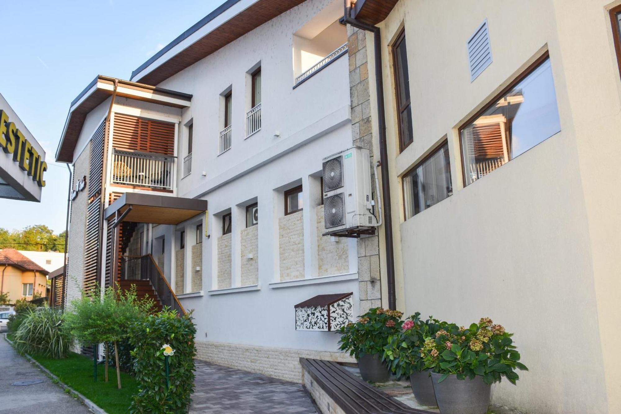 Hotel Curtea Veche Curtea de Argeş Екстериор снимка