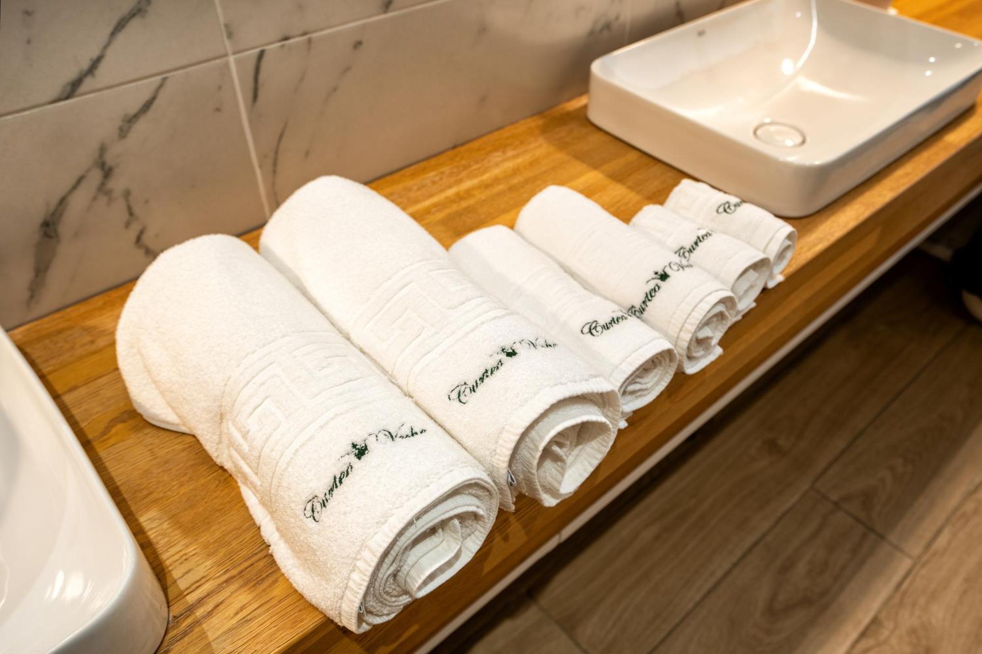 Hotel Curtea Veche Curtea de Argeş Екстериор снимка
