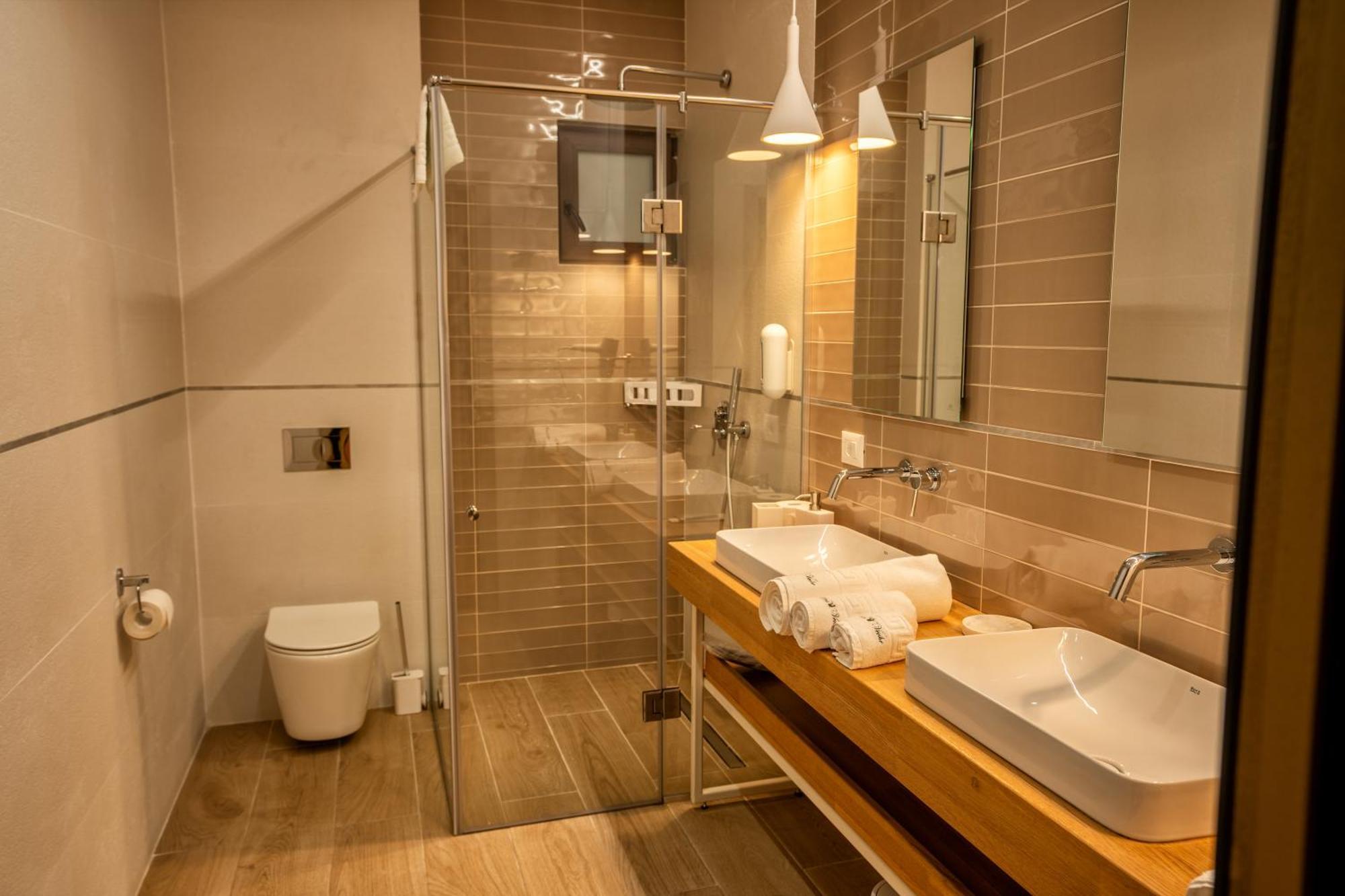Hotel Curtea Veche Curtea de Argeş Екстериор снимка