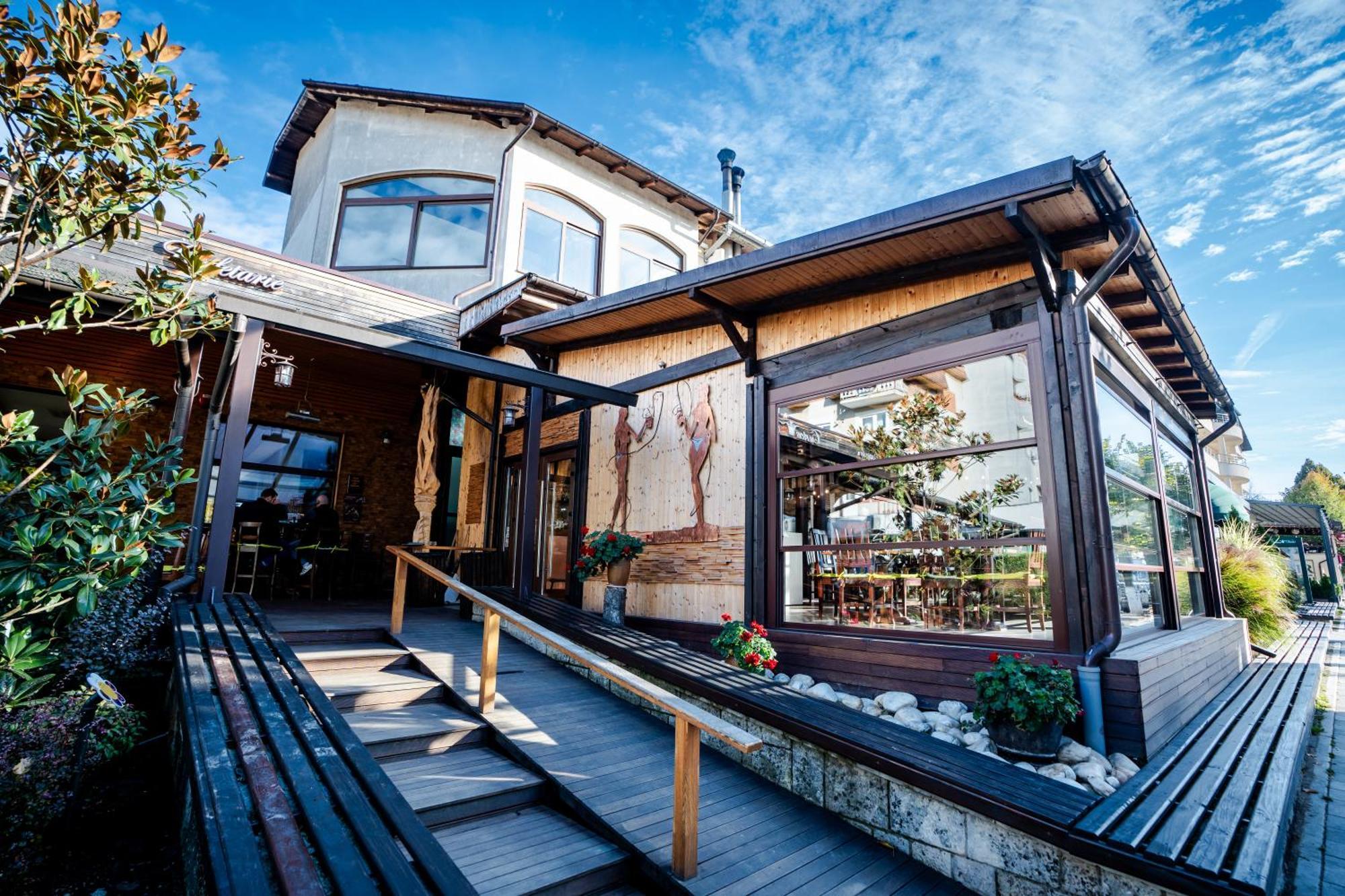 Hotel Curtea Veche Curtea de Argeş Екстериор снимка