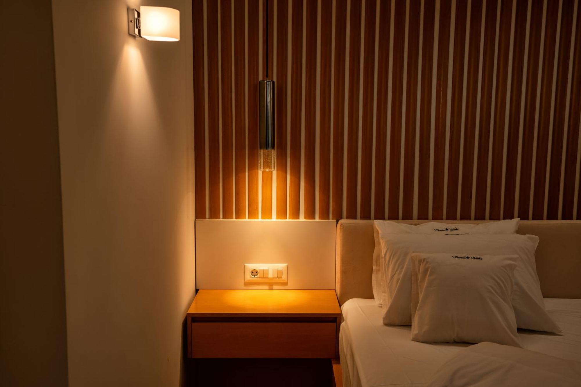 Hotel Curtea Veche Curtea de Argeş Екстериор снимка
