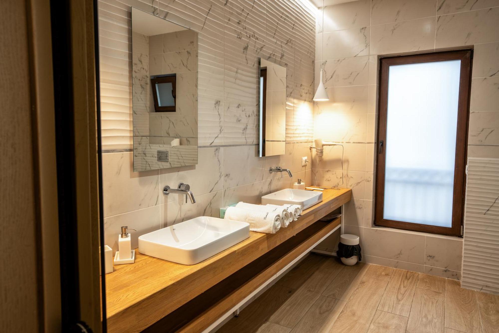 Hotel Curtea Veche Curtea de Argeş Екстериор снимка