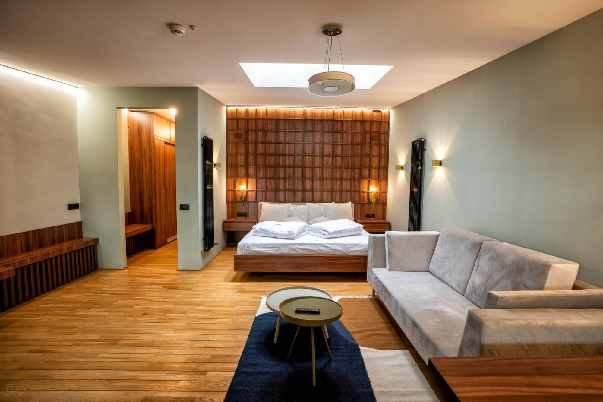 Hotel Curtea Veche Curtea de Argeş Екстериор снимка