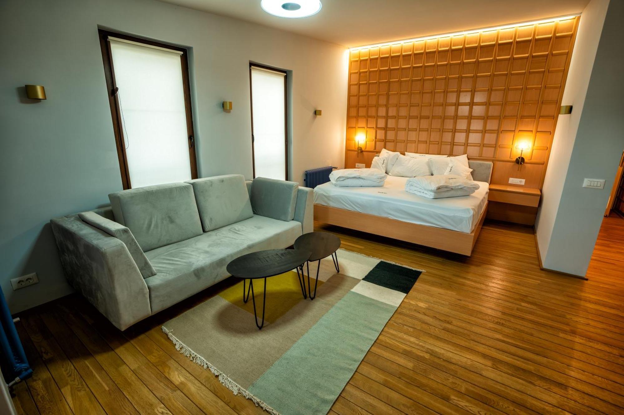 Hotel Curtea Veche Curtea de Argeş Екстериор снимка
