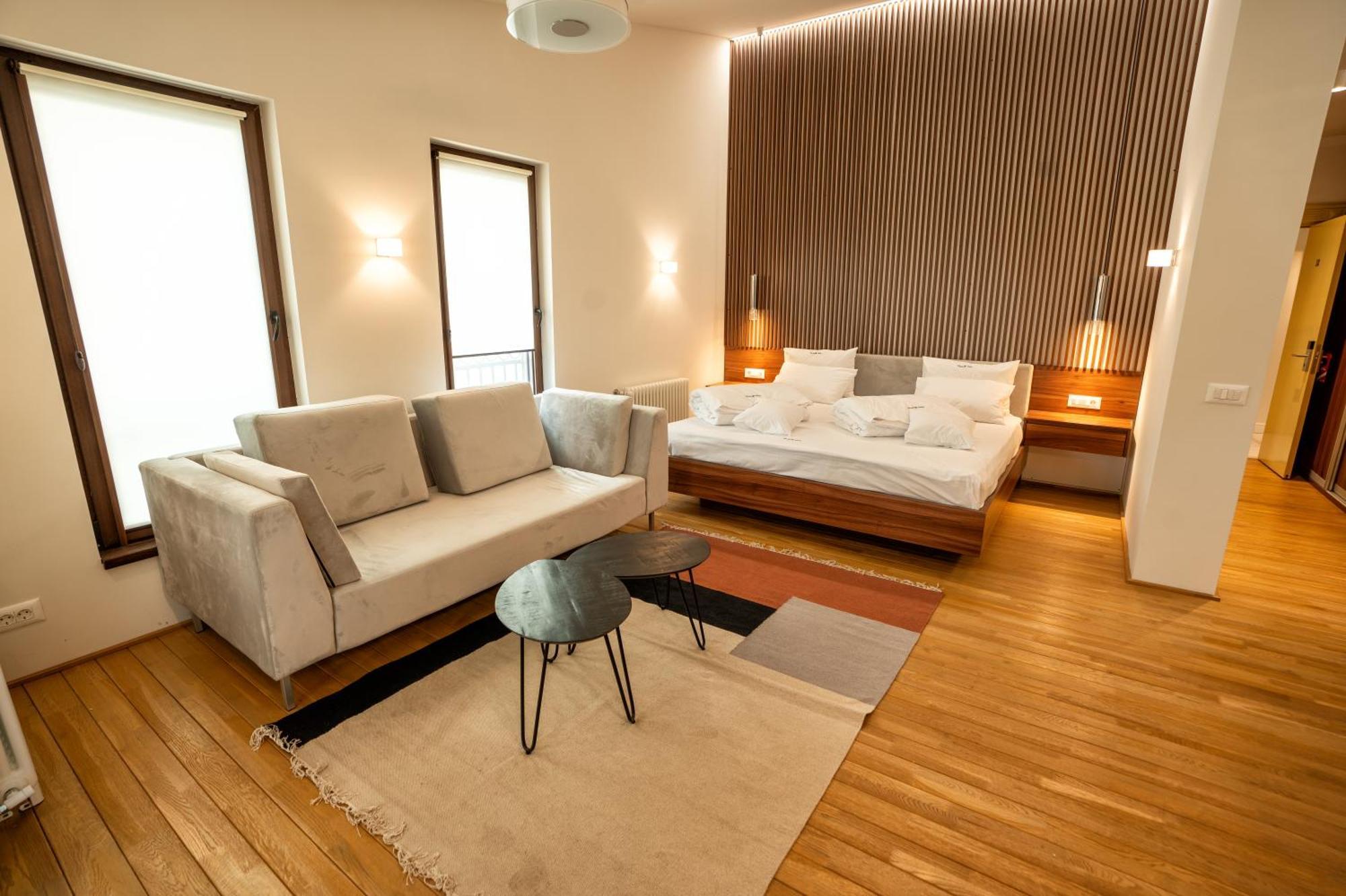 Hotel Curtea Veche Curtea de Argeş Екстериор снимка